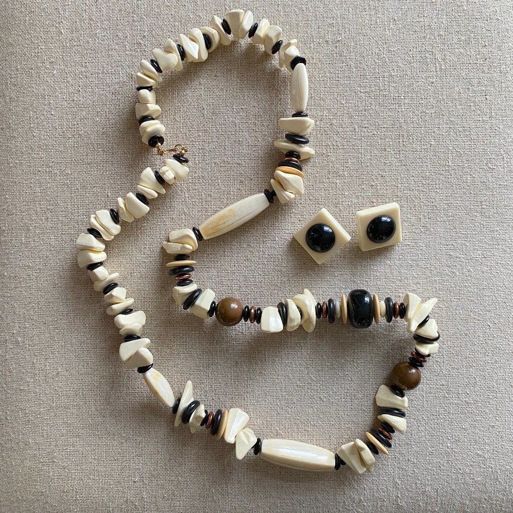 Dauplaise Jewelry Set: Chunky Necklace & Earrings – Black & Ivory – VINTAGE